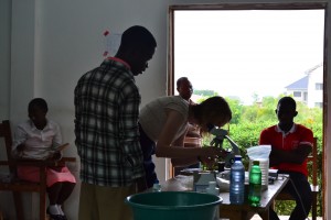 Summer intern Ellie Sell demonstrates how to use a microscope to students